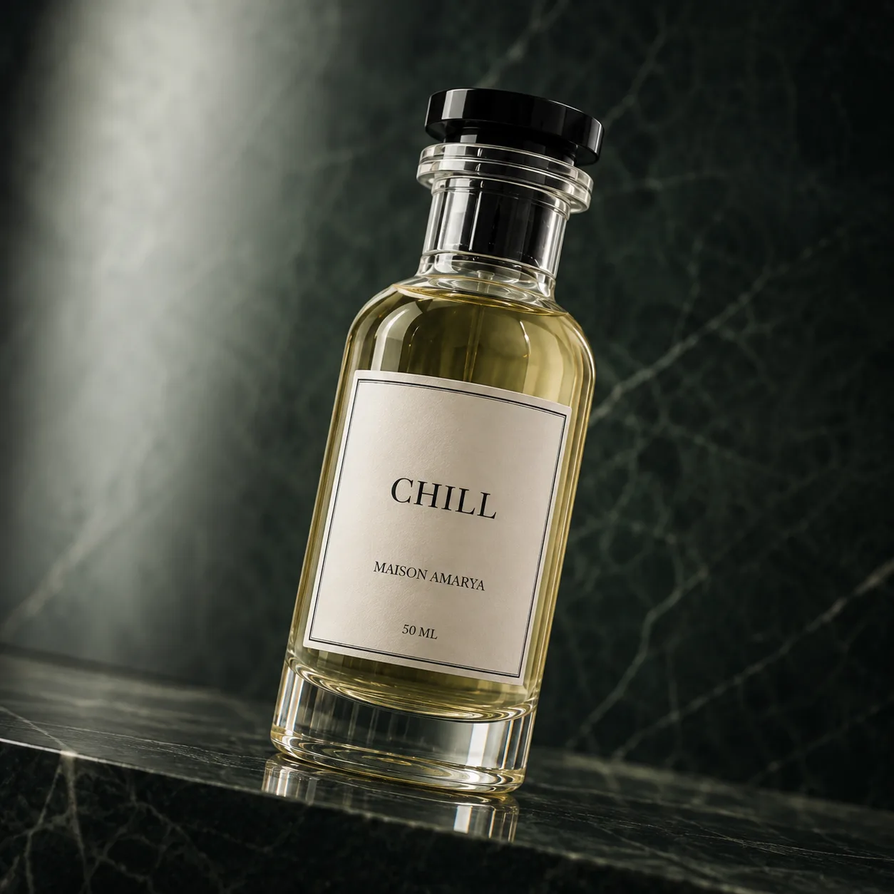 Gros plan du flacon d’extrait de parfum Chill et de son étiquette, sur un marbre veiné.