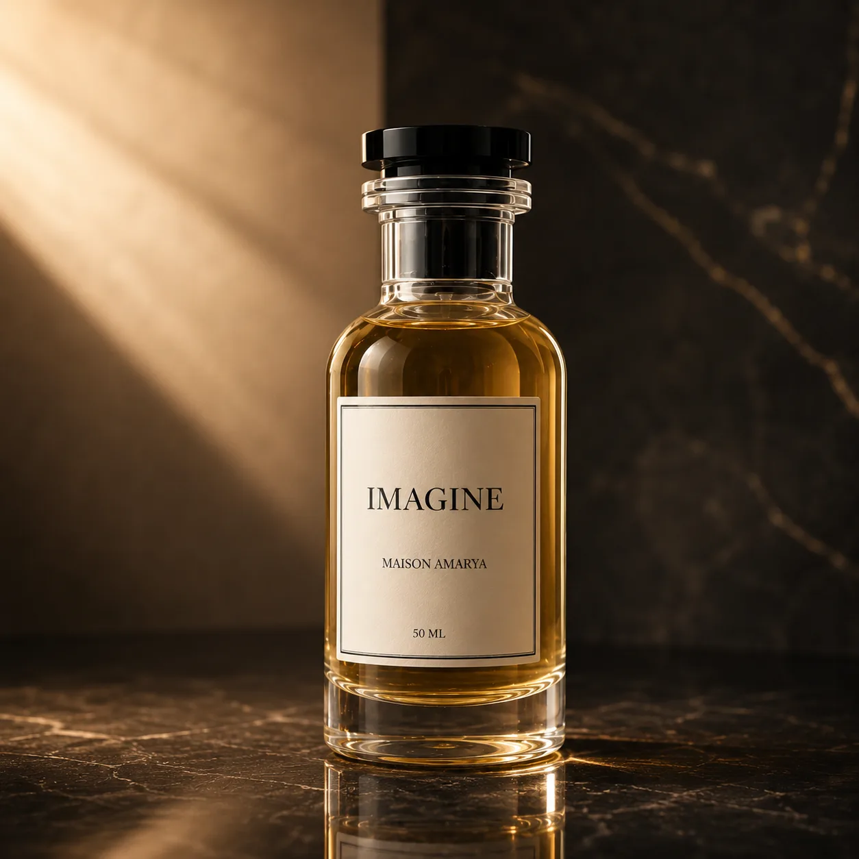 Flacon d’extrait de parfum Imagine posé sur une pierre claire, dans une lumière chaude.