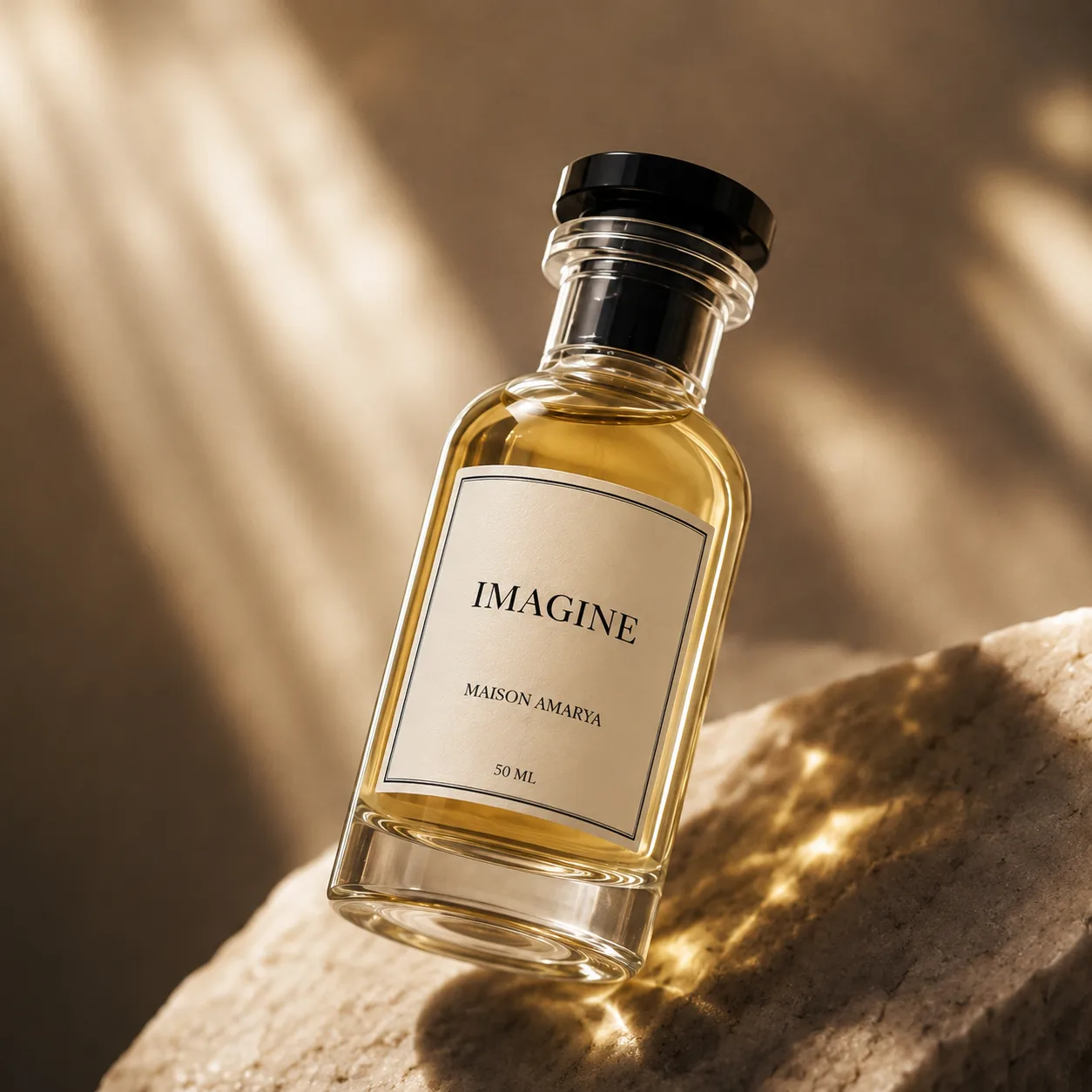 Gros plan du flacon d’extrait de parfum Imagine et de son étiquette, sur un marbre veiné.