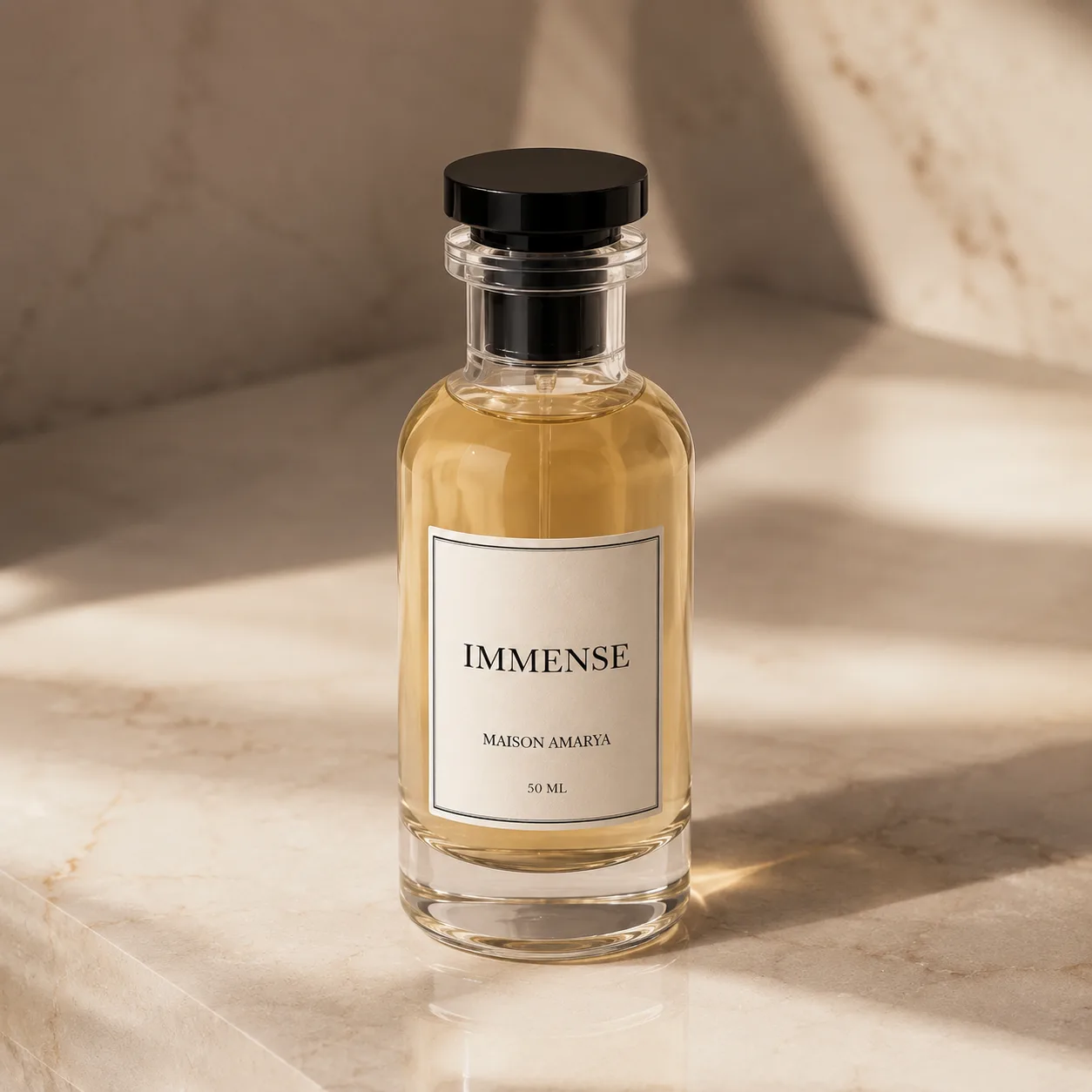 Flacon d’extrait de parfum Immense posé sur une pierre claire, dans une lumière chaude.