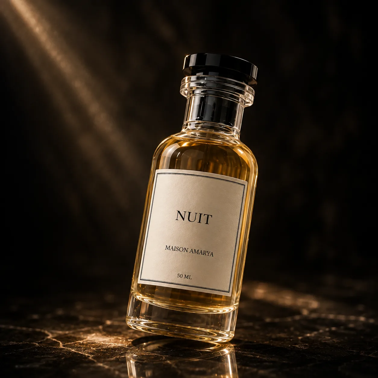 Gros plan du flacon d’extrait de parfum Nuit et de son étiquette, sur un marbre veiné.