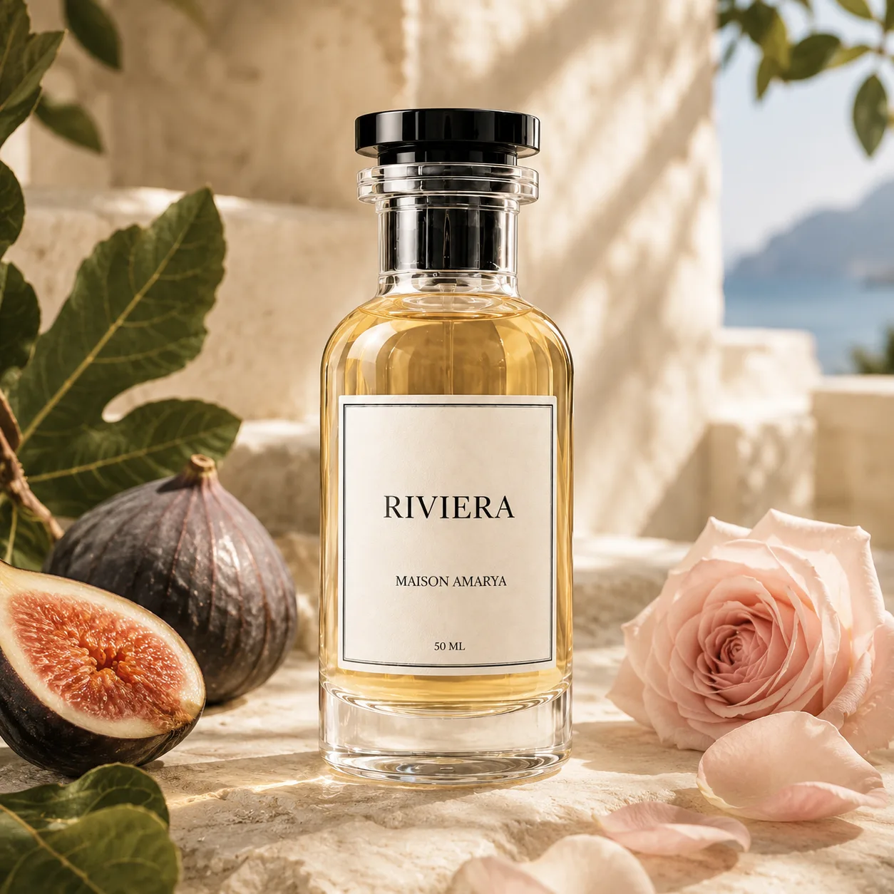 Flacon d’extrait de parfum Riviera entouré de figue et rose.