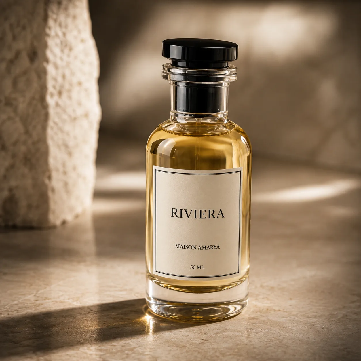 Flacon d’extrait de parfum Riviera posé sur une pierre claire, dans une lumière chaude.