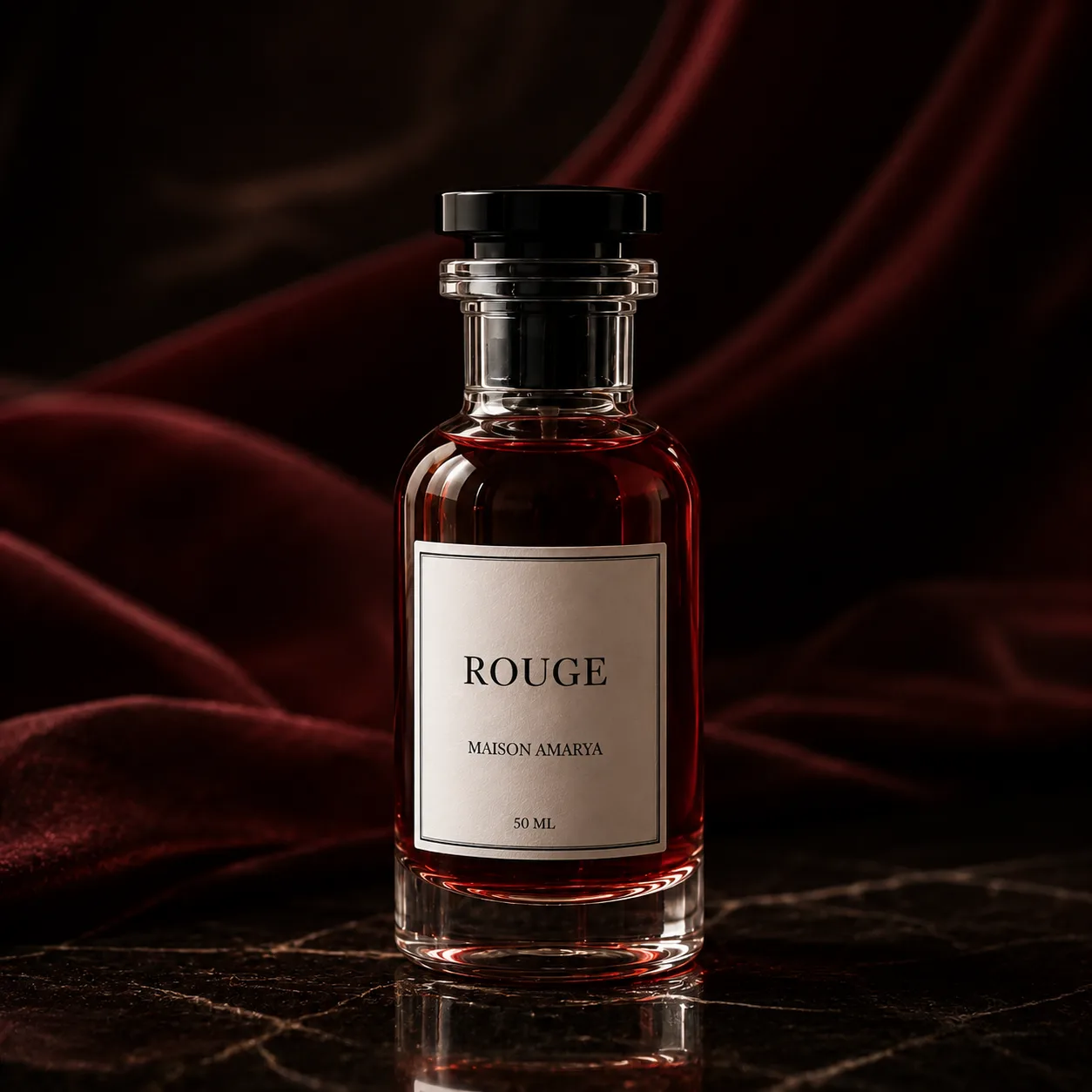 Flacon d’extrait de parfum Rouge posé sur une pierre claire, dans une lumière chaude.