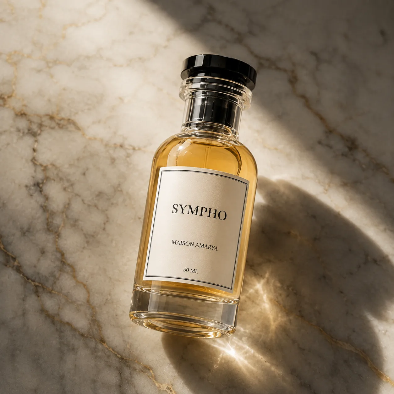 Gros plan du flacon d’extrait de parfum Sympho et de son étiquette, sur un marbre veiné.