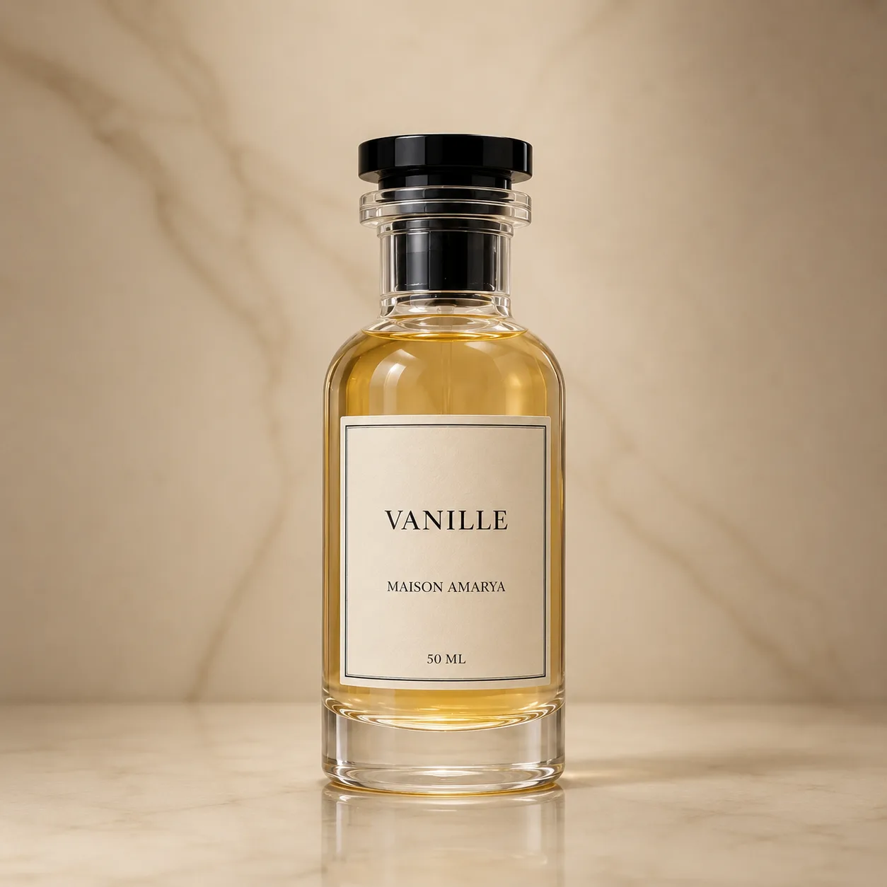 Flacon d’extrait de parfum Vanille posé sur une pierre claire, dans une lumière chaude.