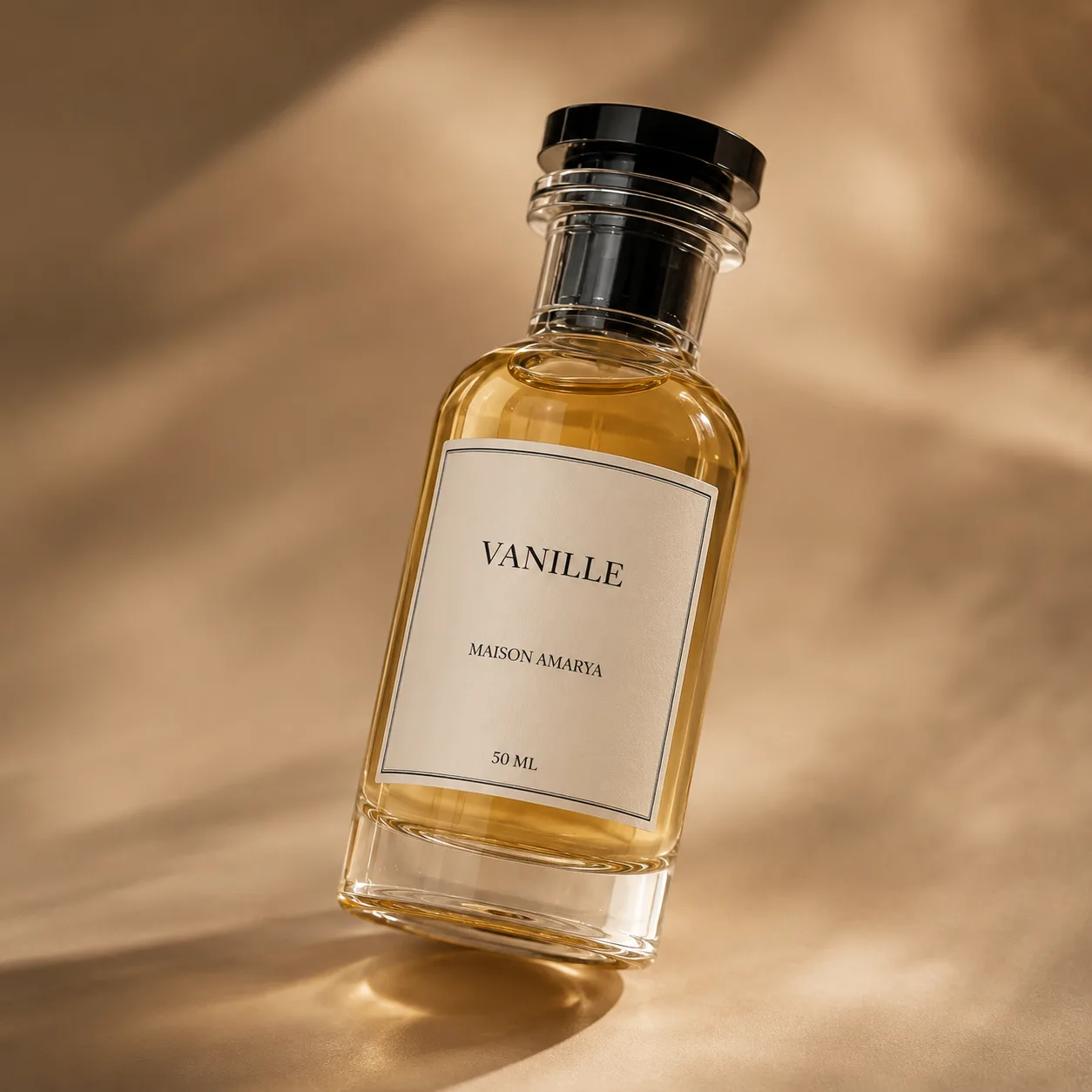 Gros plan du flacon d’extrait de parfum Vanille et de son étiquette, sur un marbre veiné.